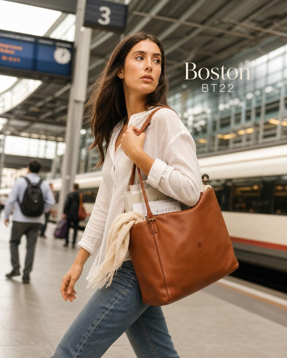 Femme pressée dans une gare portant un grand cabas en cuir marron BIBA Boston BT22 rempli de documents et d