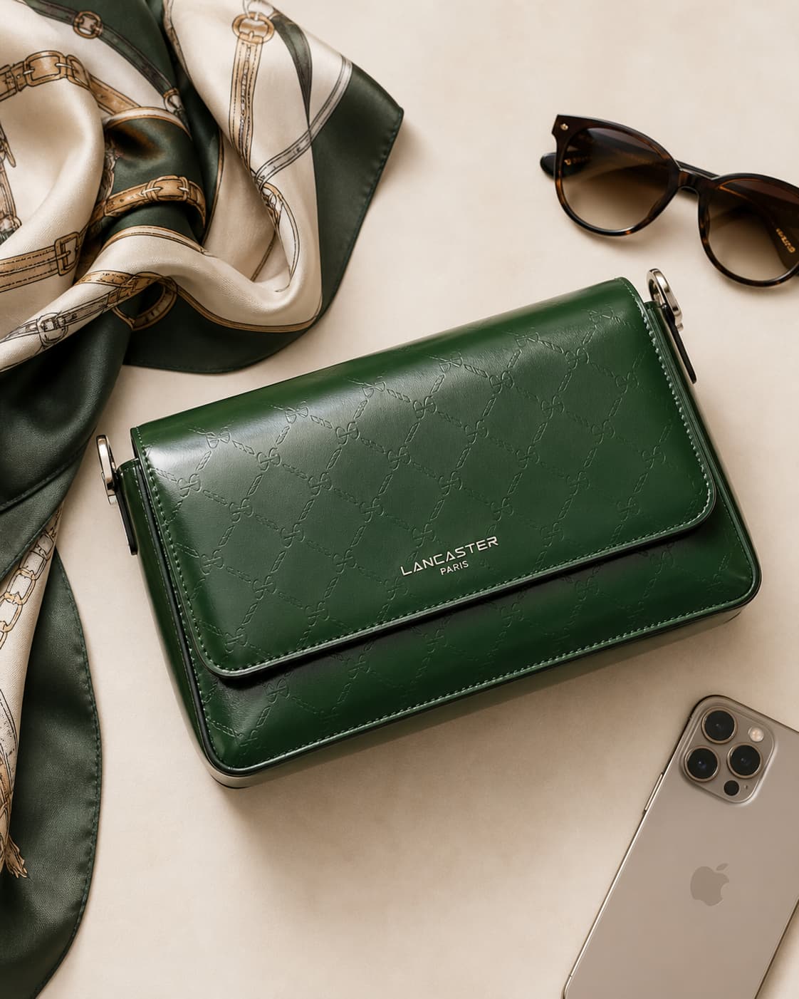 Sac à main Lancaster Paris Ily en cuir vert émeraude avec motif monogramme, vu de dessus, entouré d