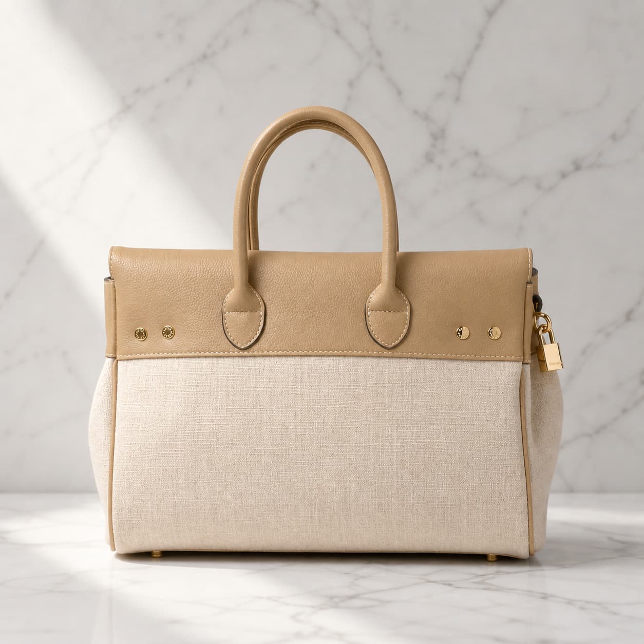 Sac fourre-tout en lin beige de la marque Mac Douglas, modèle Pyla FANTASIA, posé sur un fond en marbre blanc, avec une lumière naturelle douce et une composition minimaliste.