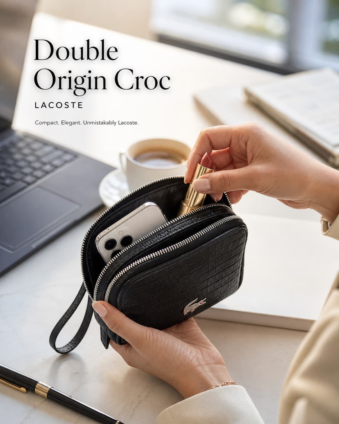 Pochette Lacoste Double Origin Croc en cuir grainé tenue ouverte, une main de femme en sort un rouge à lèvres, l