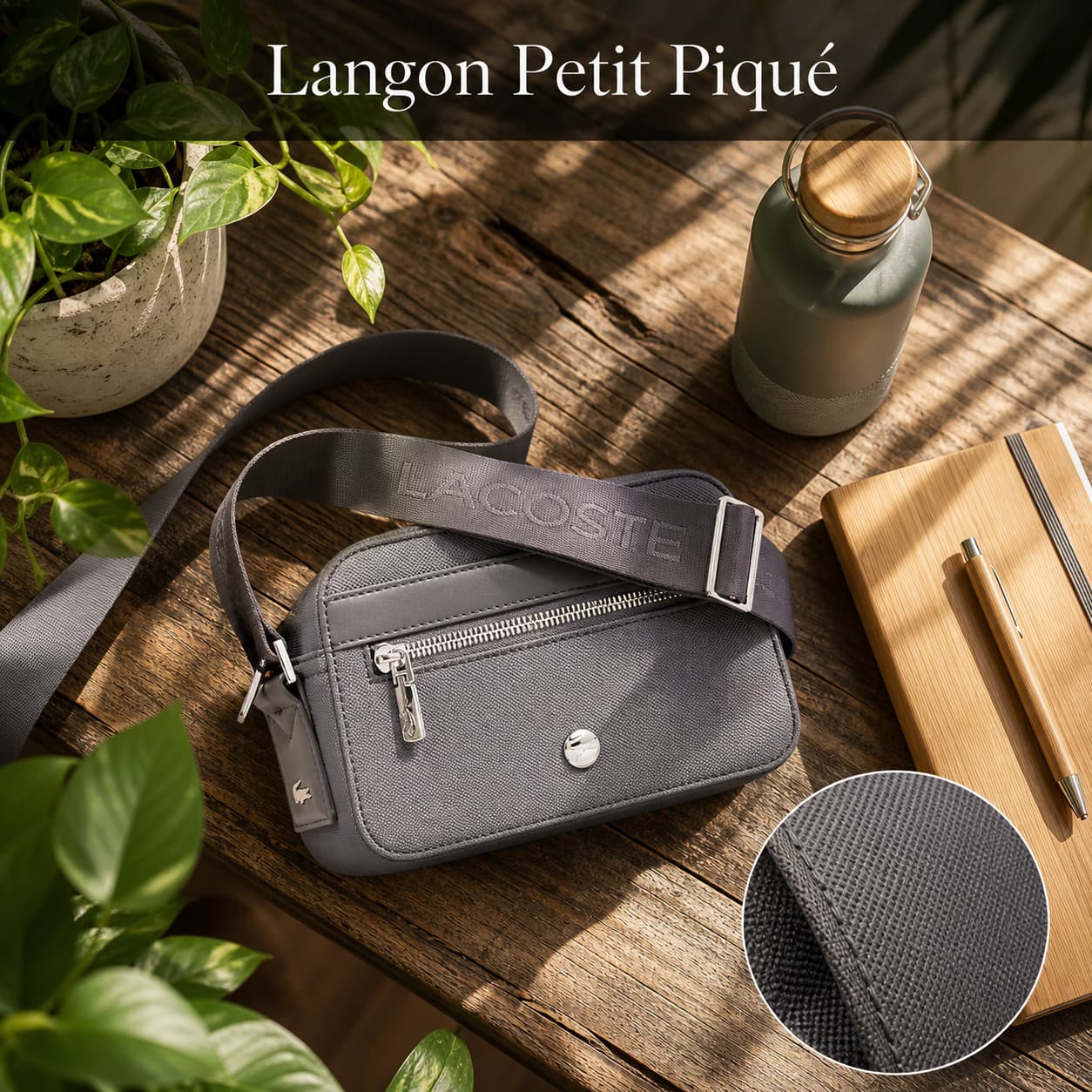 Sac messenger Lacoste Langon Petit Piqué en tissu recyclé posé sur une table en bois de récupération, accompagné d