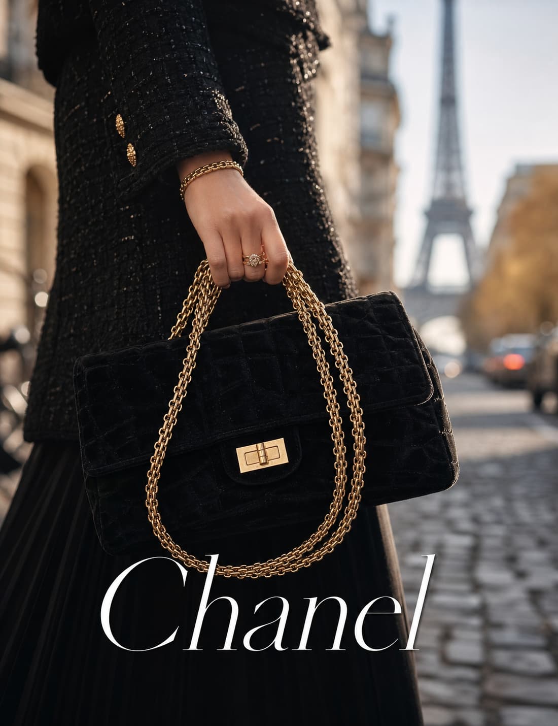 Une main élégante tient un sac Chanel 2.55 noir à chaîne dorée sur une rue pavée de Paris, avec la tour Eiffel floue en arrière-plan et le mot