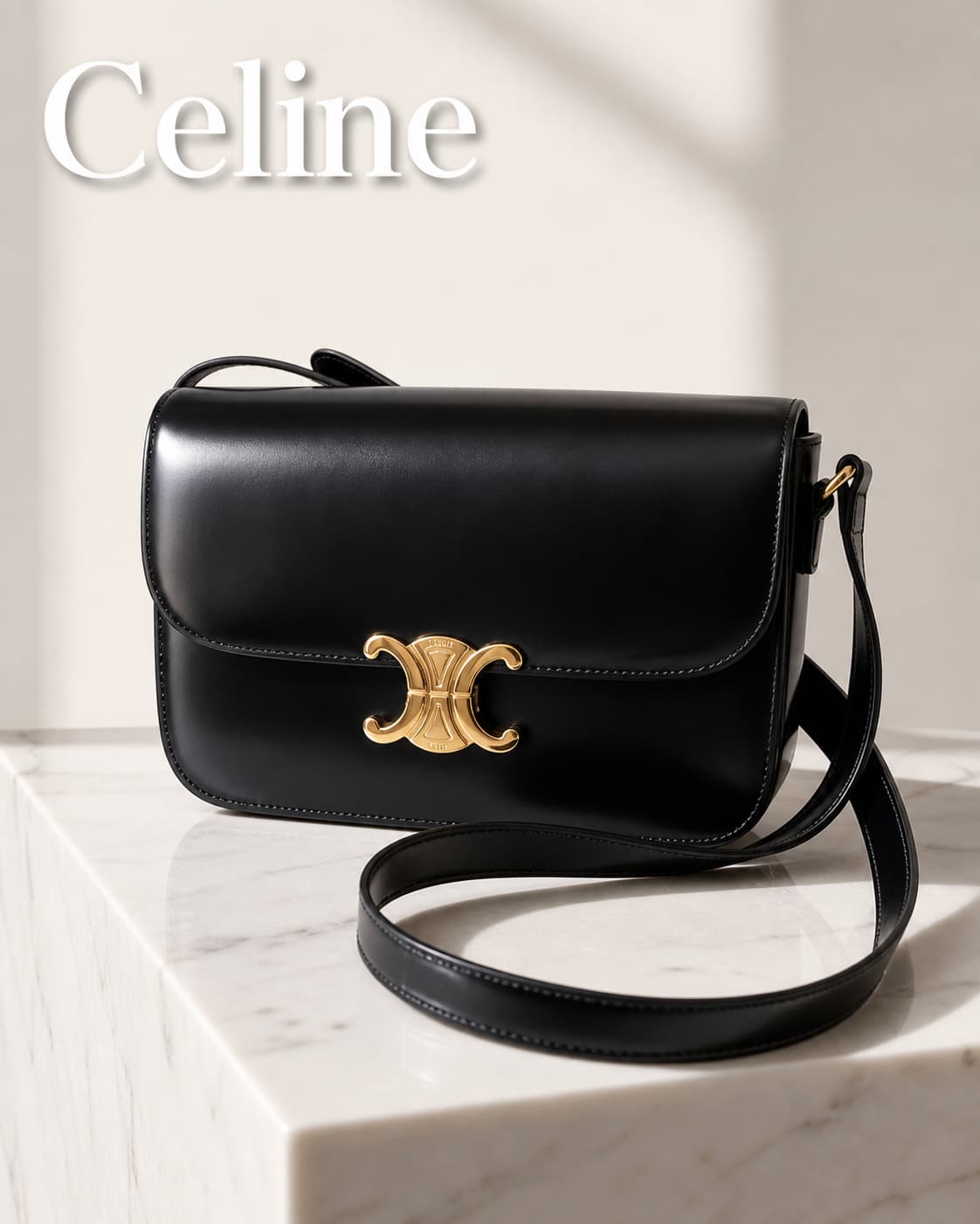 Sac Celine Triomphe en veau noir sur un piédestal en marbre blanc avec ombres minimalistes, et texte